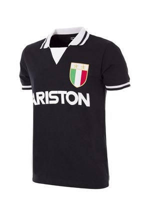 Zwarte poloshirt met witte kraag en mouwenstrepen, voorzien van een goudomrand badge van de Italiaanse vlag en het "ARISTON" logo in het wit.