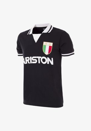 Zwarte poloshirt met witte kraag en mouwenstrepen, voorzien van een goudomrand badge van de Italiaanse vlag en het "ARISTON" logo in het wit.