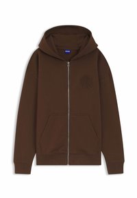 Bruine hoodie met rits, voorzak, geribbelde manchetten en een capuchon met trekkoorden. Voorzien van een subtiel reliëflogo op de linkerborst. Zachte stoftextuur.
