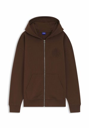 Bruine hoodie met rits, voorzak, geribbelde manchetten en een capuchon met trekkoorden. Voorzien van een subtiel reliëflogo op de linkerborst. Zachte stoftextuur.