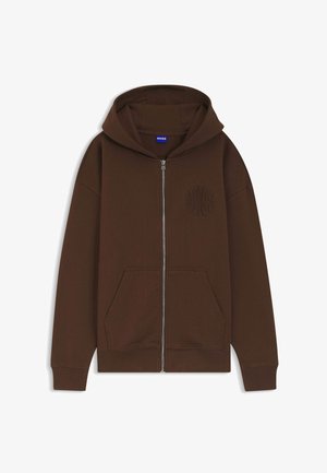 Bruine hoodie met rits, voorzak, geribbelde manchetten en een capuchon met trekkoorden. Voorzien van een subtiel reliëflogo op de linkerborst. Zachte stoftextuur.