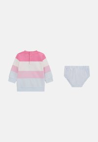 Ensemble de deux pièces comprenant un haut à manches longues avec des rayures roses, blanches et bleues et un bas bleu clair, fabriqué en tissu doux avec des détails de boutons.