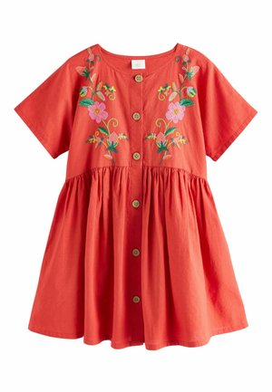 Vestito rosso a maniche corte con bottoni sul davanti e ricamo floreale rosa e verde sul petto, con vita arricciata per una gonna a campana.