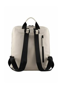Mochila de cuero gris claro con correas negras, asa superior y un bolsillo con cremallera en el lateral. Textura suave y diseño minimalista.