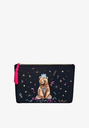 Čierny textilný vrecúško s dizajnom medveďa s korunou, zlatým zipsom a ružovým strapcom. Vyšité hviezdy a farebné konfety.