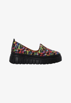 Schlüpfschuhe mit einem mehrfarbigen abstrakten Muster auf einem Stoffoberteil, einer dicken schwarzen Gummisohle und strukturierten Details.