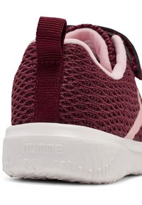 Scarpe da ginnastica a rete color bordeaux con accenti rosa e suola bianca. Presentano un gancio sul tallone e una suola texturizzata per una migliore aderenza. Design casual.