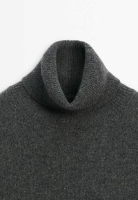 Pull à col roulé tricoté gris foncé avec col côtelé et texture douce, posé à plat sur un fond blanc.