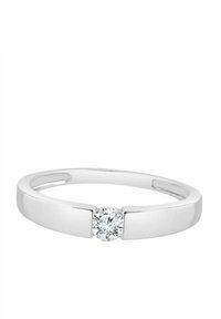 Anillo simple de plata con acabado pulido, que presenta una piedra central de diamante redondo entre dos bandas planas.