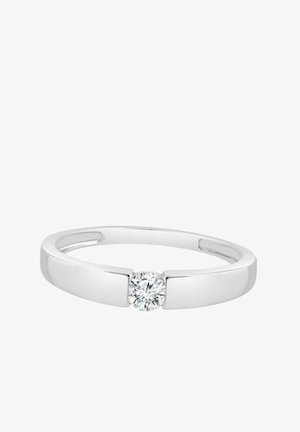 Anillo simple de plata con acabado pulido, que presenta una piedra central de diamante redondo entre dos bandas planas.