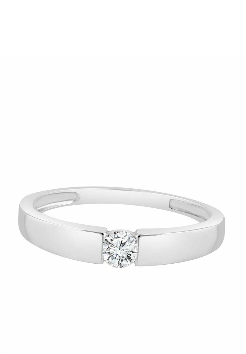 Anillo simple de plata con acabado pulido, que presenta una piedra central de diamante redondo entre dos bandas planas.