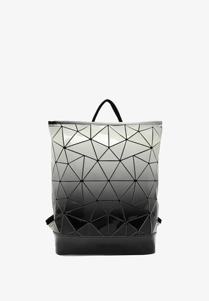Geometrischer Rucksack mit einem glänzenden Verlauf von Silber zu Schwarz, der über dreieckige Muster und einen schwarzen Boden verfügt. Mit einem oberen Griff und verstellbaren Trägern.