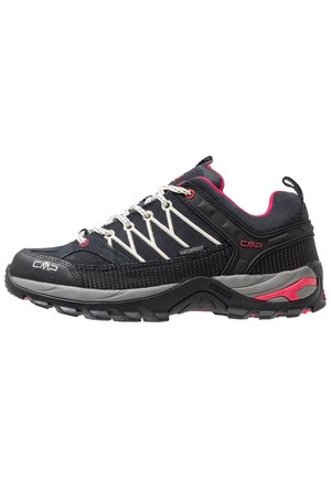 Chaussure de randonnée imperméable noire et grise avec lacets blancs, doublure intérieure rose et semelle robuste conçue pour une utilisation en extérieur.
