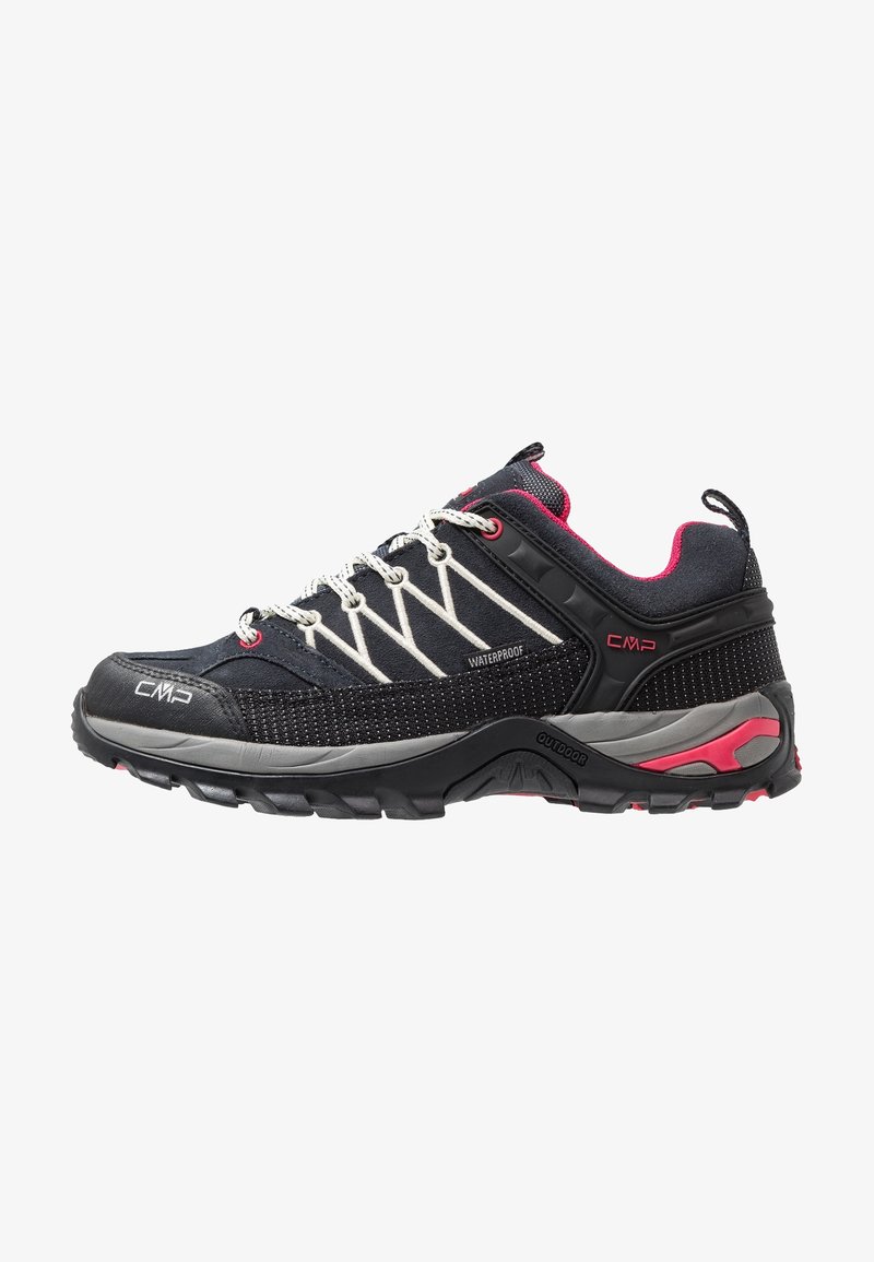 Chaussure de randonnée imperméable noire et grise avec lacets blancs, doublure intérieure rose et semelle robuste conçue pour une utilisation en extérieur.
