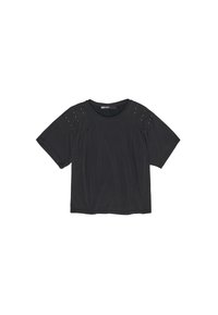 Camiseta negra de manga corta hecha de material suave, con acentos de tachuelas en los hombros y un escote redondo.