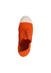Baskets en toile orange avec coque en caoutchouc blanc et lacets blancs, vues de dessus sur fond blanc.