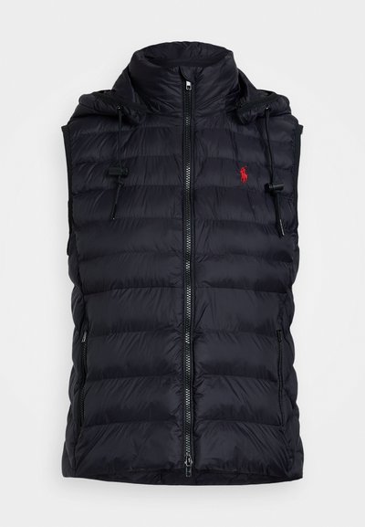 Črna napihljiva bunda s kapuco, zadrgo, stranskimi žepi in rdečim logotipom. Ima kviltano teksturo in nastavljive vrvice.