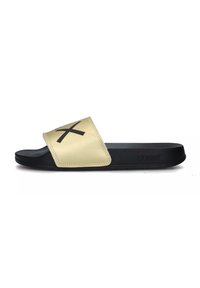 Sandalo scivolato con tomaia sintetica dorata che presenta un logo nero a "X", una soletta nera e una suola testurizzata per grip e comfort.