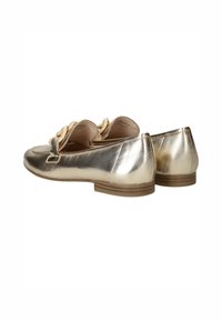 Metallisch gouden platte schoenen met een ronde neus, lage hak en decoratieve strikaccenten. Gladde textuur en eenvoudig ontwerp.
