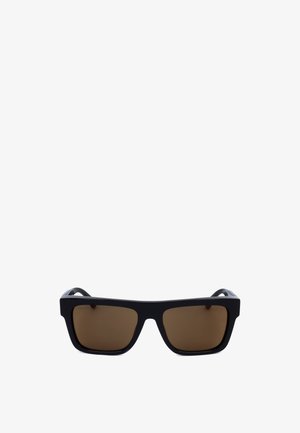 Occhiali da sole rettangolari neri con montatura spessa e lenti sfumate marroni, mostrati su uno sfondo bianco.