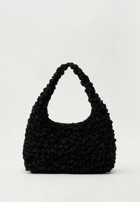 Černá kabelka s designem z řasené tkaniny. Měkká textura, široké, zakřivené ucho a zaoblený siluet. Žádné viditelné kovové detaily.