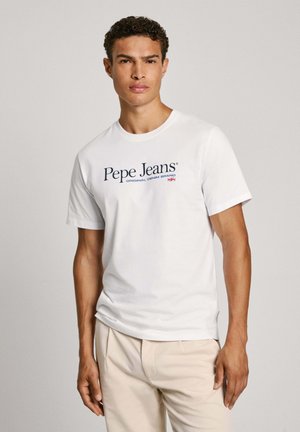 Bijela pamučna majica s kratkim rukavima, okruglim izrezom i ležernim krojem, s logotipom "Pepe Jeans" u tamnoplavoj boji.