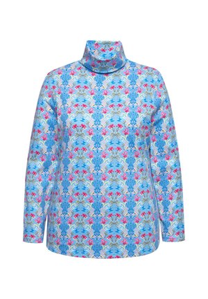 Niebieska bluzka z długim rękawem o wysokim kołnierzu, zdobiona kwiatowym wzorem w odcieniach różu, zieleni i subtelnej żółci; miękka faktura materiału.