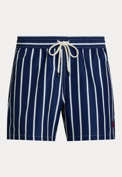 Calções de banho azul-marinho com riscas brancas verticais, cintura elástica e fecho com cordão. Inclui um detalhe de logótipo vermelho na lateral. Tecido leve.