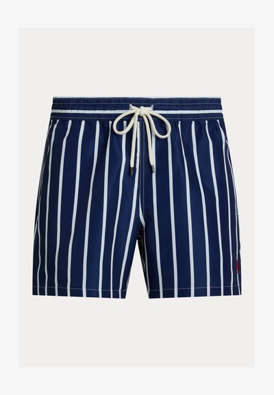 Calções de banho azul-marinho com riscas brancas verticais, cintura elástica e fecho com cordão. Inclui um detalhe de logótipo vermelho na lateral. Tecido leve.