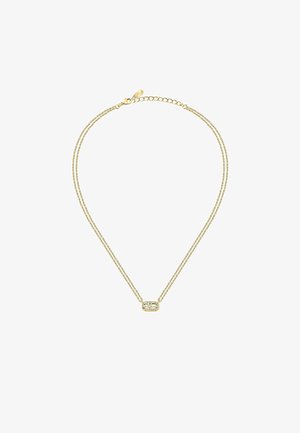 Collana a doppia catena in tono oro con pendente rettangolare caratterizzato da una superficie testurizzata e un design inciso.