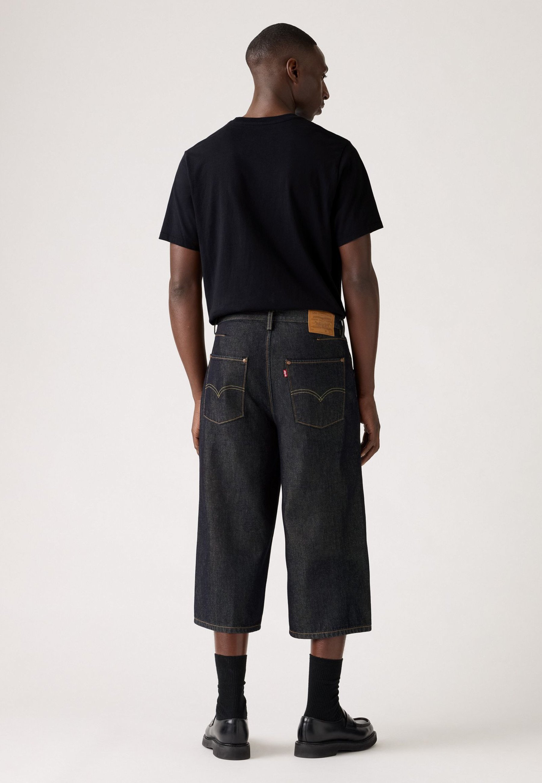 Levi's® TWISTED BAGGY CAPRI - Denim shorts - twist and sew/black