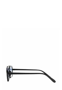 Occhiali da sole neri a forma rettangolare con finitura lucida. Montatura spessa e braccia sottili e dritte. Lenti leggermente tintate, con dettagli minimi sui bordi.