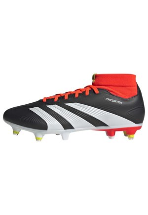 Scarpa da calcio nera con un collare in maglia rossa flessibile, lacci arancioni e accenti bianchi. Superficie testurizzata e tacchetti multicolore sulla suola.