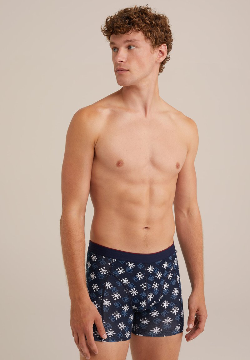Férfi boxeralsó tengerészkék alapon, fehér hópehely mintával. Puha anyagból készült, kontrasztos bordó derékpánttal.