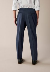 Marineblaue karierte Hose mit geradem Schnitt, ausgestattet mit zwei Gesäßtaschen mit Knopfverschluss und einem leicht strukturierten Stoff.