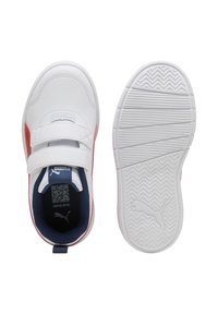 Scarpe da ginnastica bianche con dettagli rossi, cinturini in velcro, suole testurizzate e una fodera interna blu. Include il marchio Puma e un codice QR sulla linguetta.