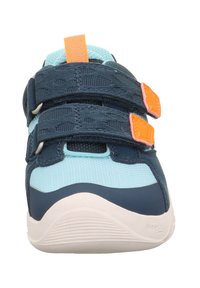 Blaue und hellblaue Kinderschuhe mit zwei Klettverschlüssen, gepolstertem Schaft und weißer strukturierten Sohle. Mit orangefarbenen Akzenten an den Riemen.