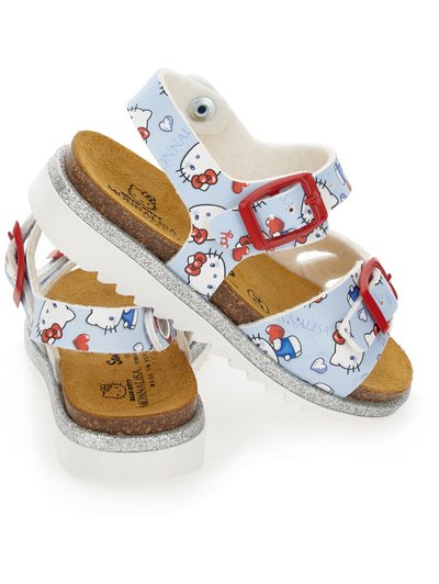 Παιδικά σανδάλια με ανοιχτό μπλε σχέδιο Hello Kitty, κόκκινες αγκράφες, πάτοι φτιαγμένοι από φελλό, λευκές σόλες και λαμπερό ασημένιο περιθώριο.