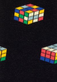 Schwarzer Stoff mit mehreren bunten pixelierten Rubik's Cubes in grün, rot, blau, gelb und weißen Stichen.