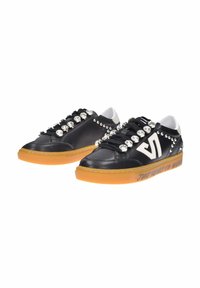 Sneakers neri in pelle con decorazioni in strass, logo bianco e suola in gomma arancione con testo stampato lungo il lato.