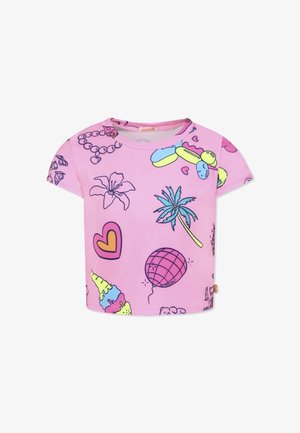 Roze T-shirt met korte mouwen, versierd met verschillende kleurrijke afbeeldingen, waaronder ijsjes, harten en palm bomen, op een gladde stof.