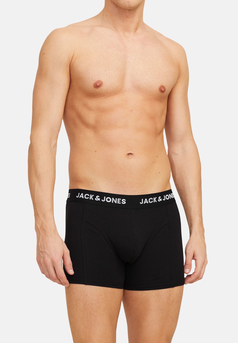 Schwarze Boxer-Briefs aus Baumwolle mit einem breiten elastischen Bund, der mit dem weißen Branding "JACK & JONES" versehen ist. Enganliegendes Design, glatte Textur.