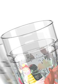 Heldere glazen tumbler met kleurrijke cartoonontwerpen van kinderen en dieren. Heeft een gladde textuur en ronde vorm. Water is gevuld om het ontwerp te laten zien.
