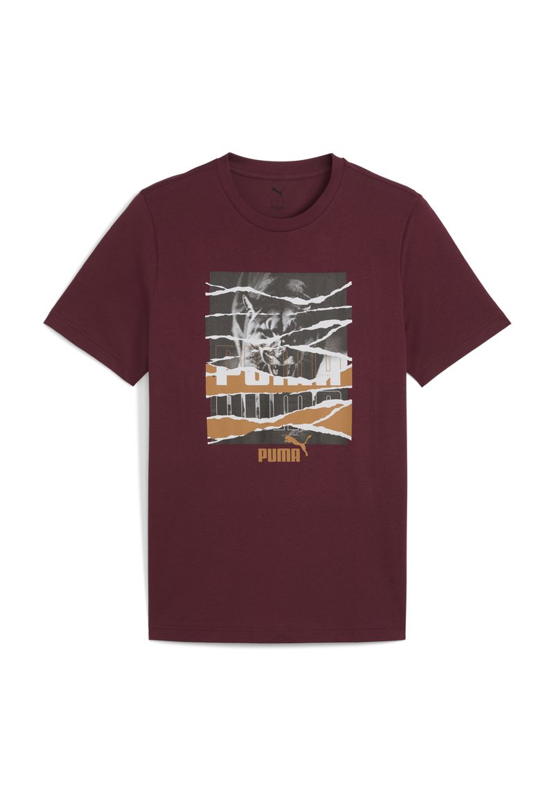 Mørkerød bomulds t-shirt med et grafisk tryk, der har lagdelte design i hvid, grå og tan. Inkluderer Puma-logo og fragmenteret tekst.
