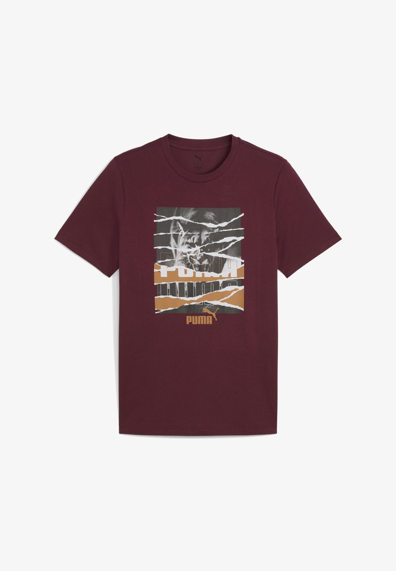 Bordo kokvilnas T-krekls ar grafiku, kurā ir vairākas slāņu dizaina formas baltā, pelēkā un brūna krāsā. Iekļauts Puma logo un fragmentēts teksts.
