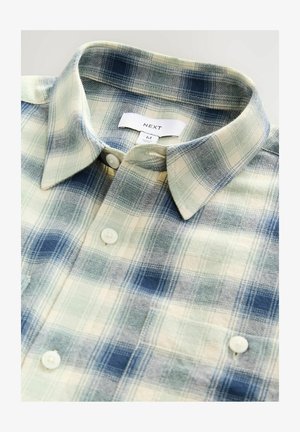 Ternet skjorte med knap-Down krave i lysegrønne og blå nuancer, med hvide knapper og en lomme på venstre side.