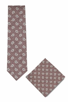 Cravate marron et pochette assortie avec motif paisley bleu clair sur fond à rayures diagonales.
