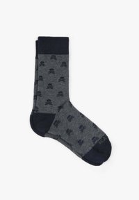 Graue Crew-Socke mit marineblauen Akzenten, die ein Muster aus kleinen marineblauen Totenköpfen aufweist. Hergestellt aus gestricktem Stoff mit einer glatten Textur.