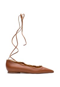 Ballerine in pelle color tan con punta affusolata e lacci alla caviglia. Presentano una texture liscia e un design minimalista.