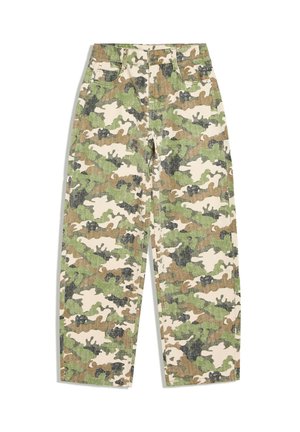 Pantalon à jambes droites avec imprimé camouflage vert, marron, beige et noir, doté de poches avant et de passants de ceinture, posé à plat sur fond blanc.